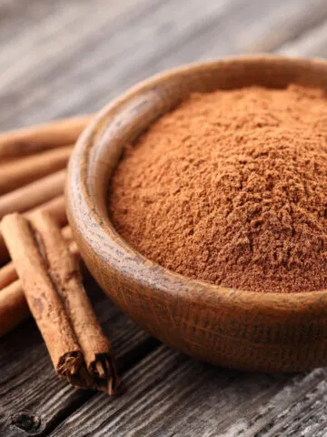powdered cinnamon and cinnamon sticks